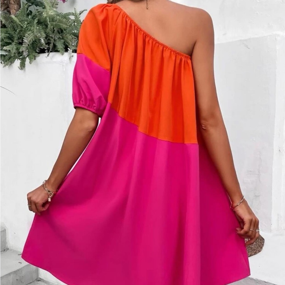 Vestido de color fucsia y rojo tomate combinado de un hombro de manga farol